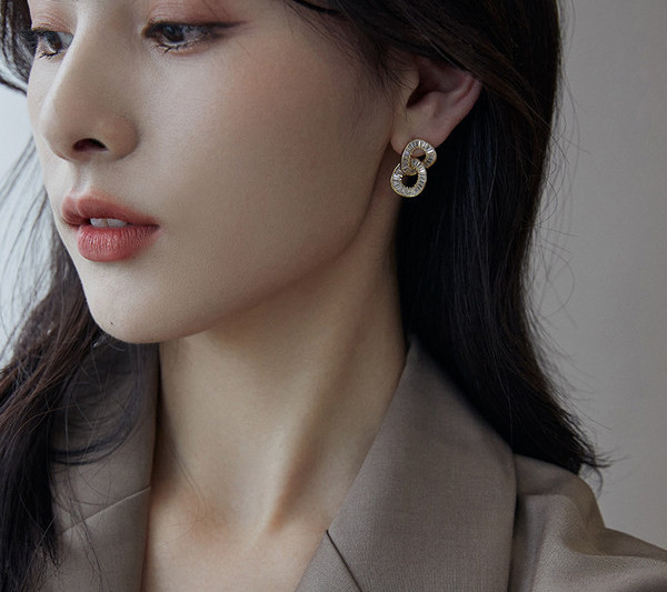 Model nou de cercei eleganti de dama in culoarea aurie