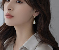 Дамски обеци с висулка и голям декоративен камък в златист цвят