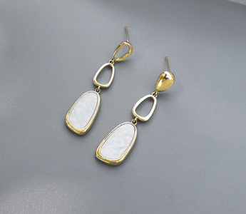 Дамски обеци с висулка и голям декоративен камък в златист цвят