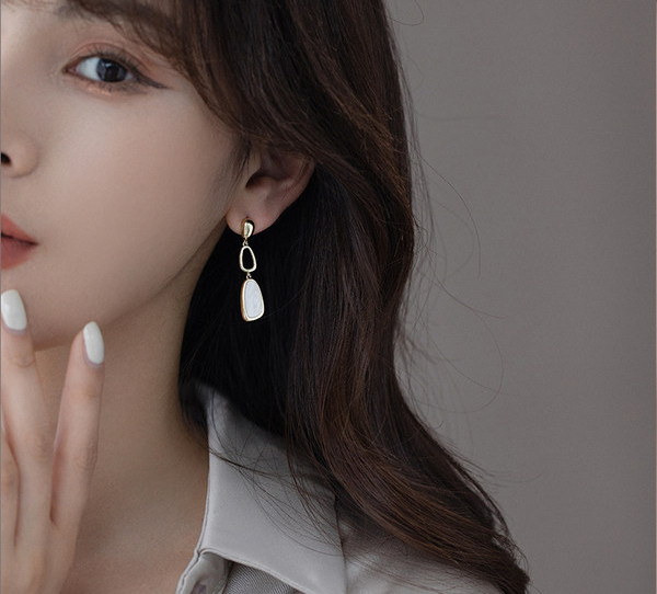 Дамски обеци с висулка и голям декоративен камък в златист цвят