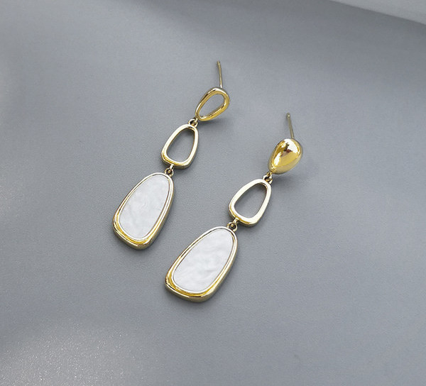 Дамски обеци с висулка и голям декоративен камък в златист цвят