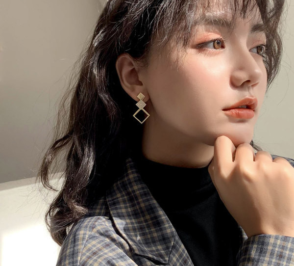 Висящи дамски обеци с геометрични фигури и камъни