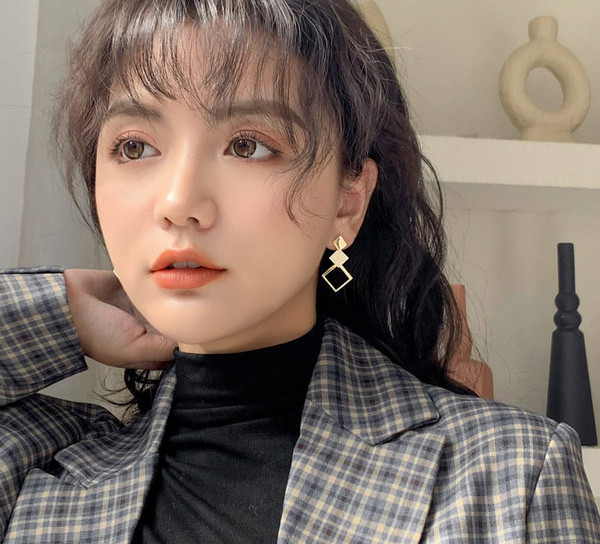 Висящи дамски обеци с геометрични фигури и камъни