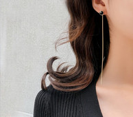 Дамски обеци с висулка в златист цвят и черен декоративен камък