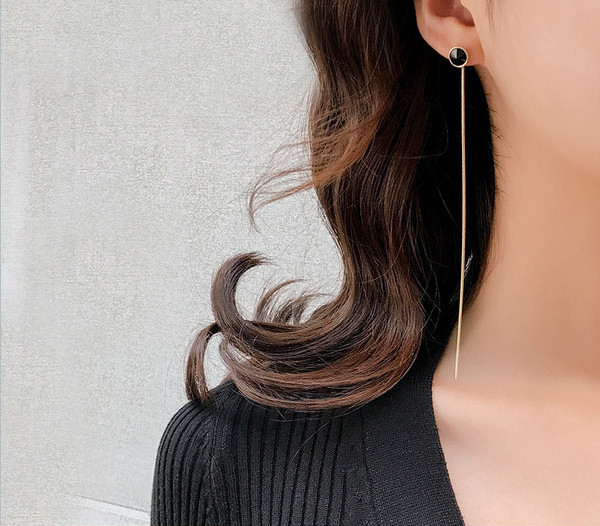 Дамски обеци с висулка в златист цвят и черен декоративен камък