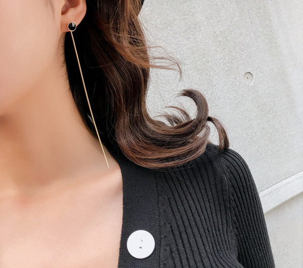 Дамски обеци с висулка в златист цвят и черен декоративен камък