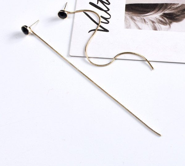 Дамски обеци с висулка в златист цвят и черен декоративен камък