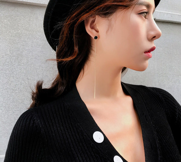 Дамски обеци с висулка в златист цвят и черен декоративен камък