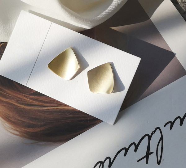 Нов модел дамски обеци с нестандартна форма 