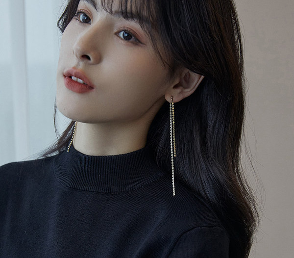 Елегантни дамски дълги обеци в златист цвят