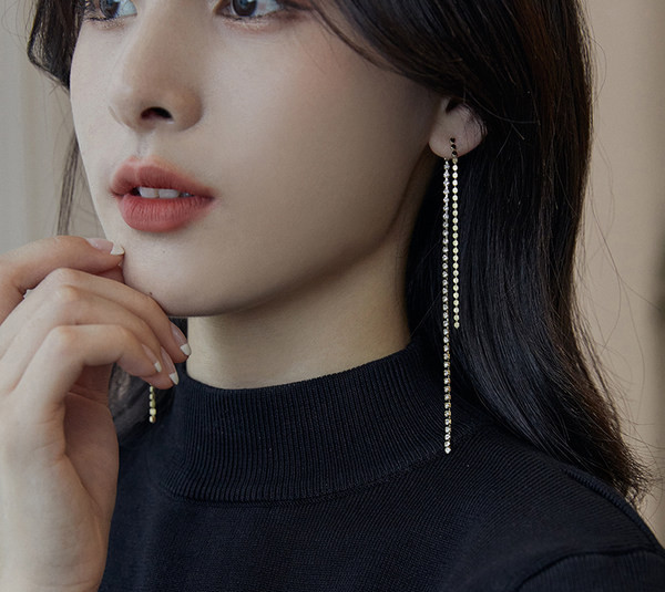 Елегантни дамски дълги обеци в златист цвят