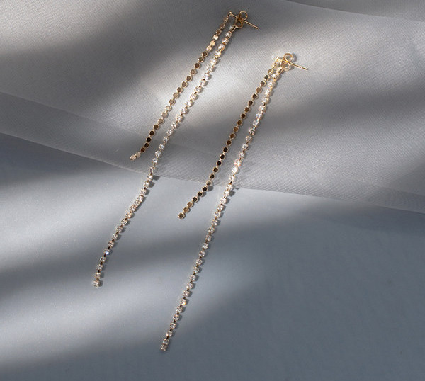 Елегантни дамски дълги обеци в златист цвят