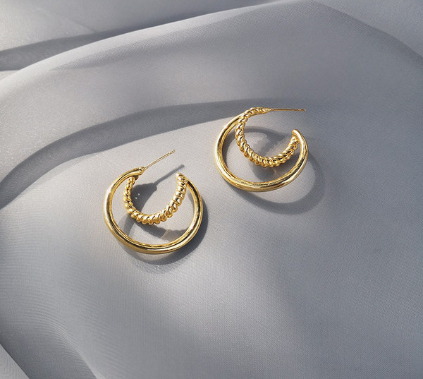 Дамски обеци тип халки  в златист цвят