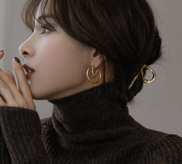 Дамски обеци тип халки  в златист цвят