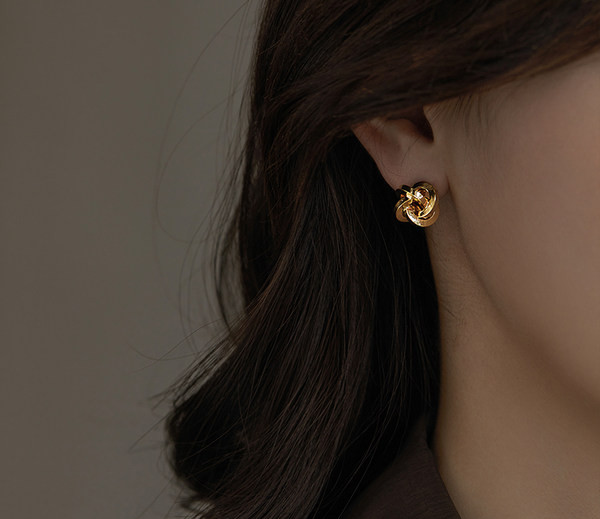 Актуални дамски метални обици къс модел