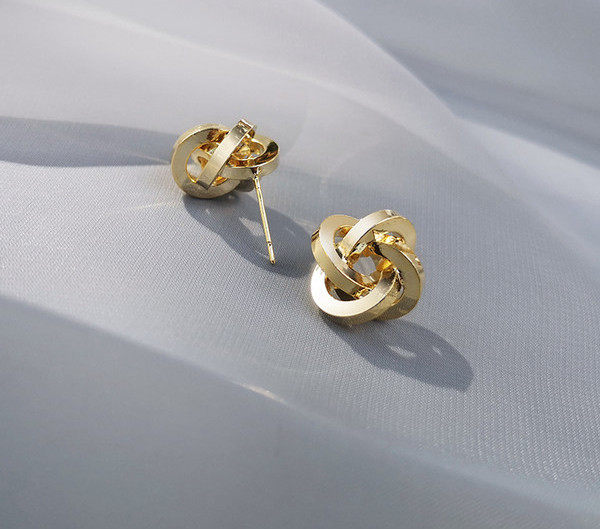 Актуални дамски метални обици къс модел