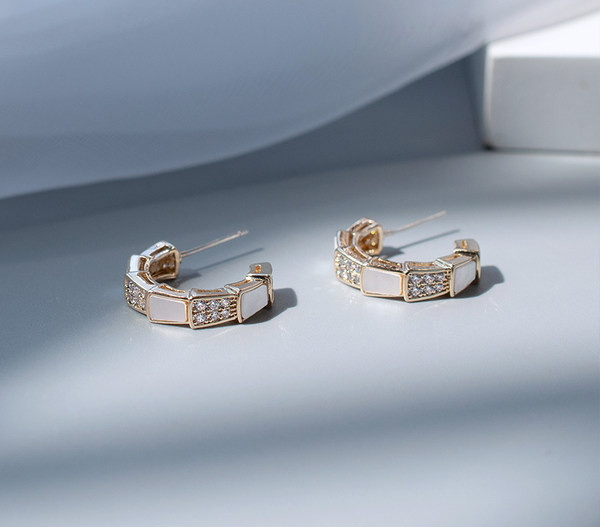 Дамски стилни обици с камъни къс модел