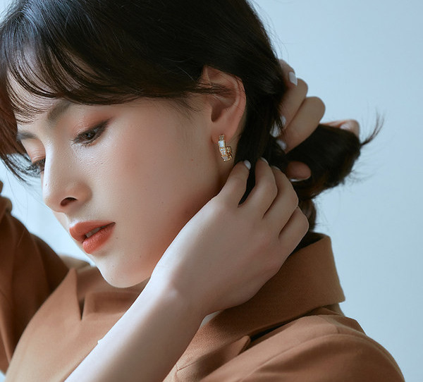 Дамски стилни обици с камъни къс модел