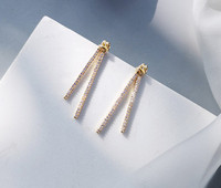 Γυναικεία κομψά σκουλαρίκια με κρεμαστό κόσμημα και διακοσμητικές πέτρες