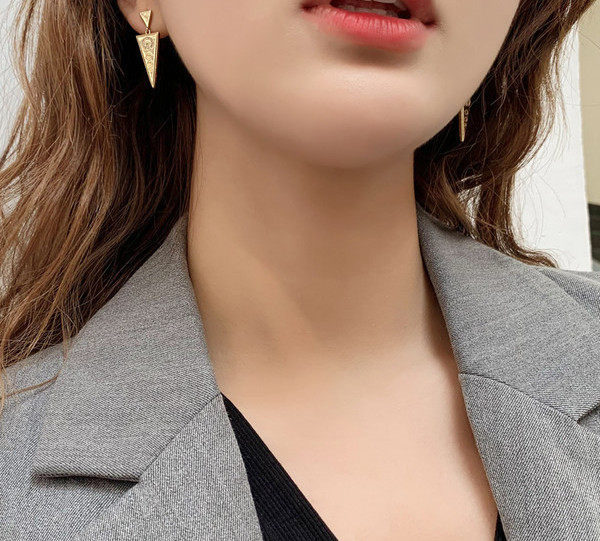 Novi model ženskih naušnica geometrijskog oblika