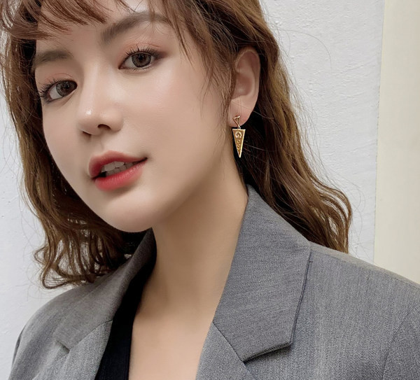 Novi model ženskih naušnica geometrijskog oblika