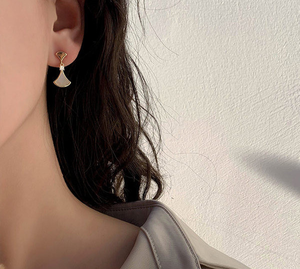 Модерни дамски обеци с декоративен камък