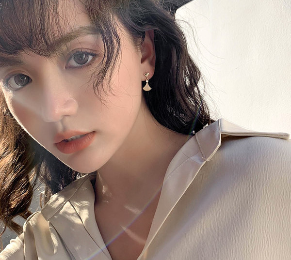 Модерни дамски обеци с декоративен камък