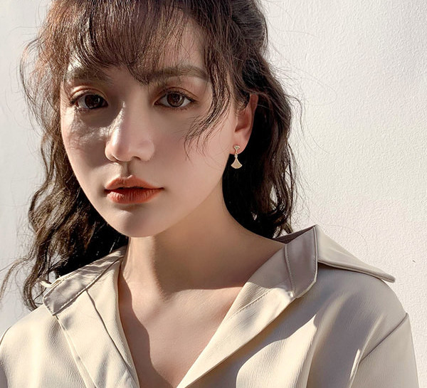 Модерни дамски обеци с декоративен камък