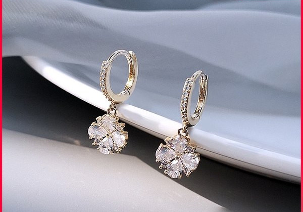 Moderne naušnice u zlatnoj boji sa kamenčićima