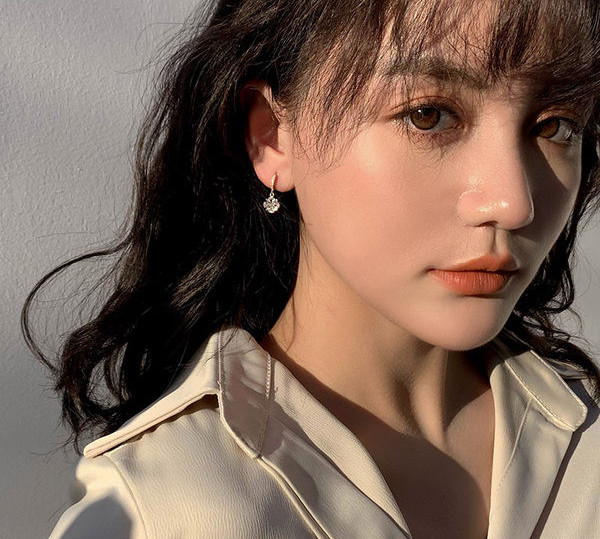 Moderne naušnice u zlatnoj boji sa kamenčićima