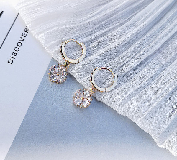 Moderne naušnice u zlatnoj boji sa kamenčićima