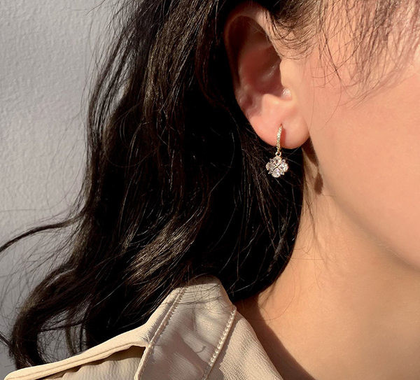 Moderne naušnice u zlatnoj boji sa kamenčićima