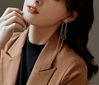 Μοντέρνα γυναικεία σκουλαρίκια με μενταγιόν και πέρλα