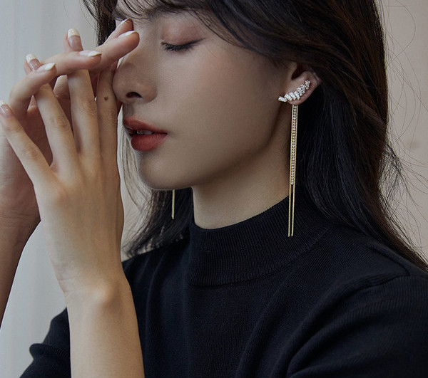 Стилни дамски дълги обици с пискюли и камъни