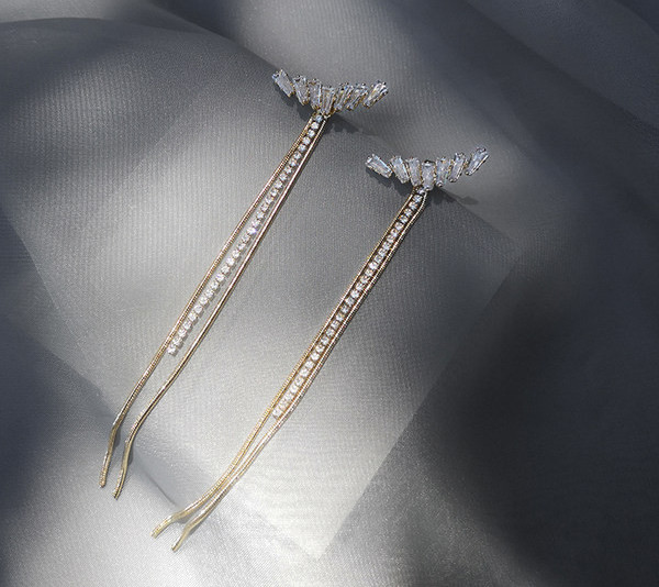 Стилни дамски дълги обици с пискюли и камъни