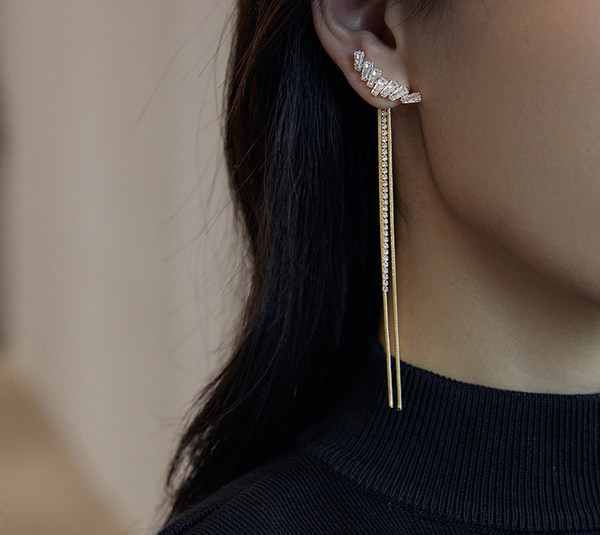 Стилни дамски дълги обици с пискюли и камъни