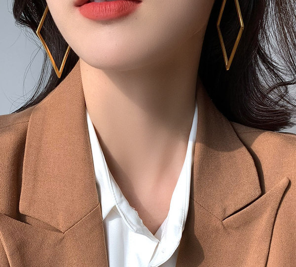 Модерни дамски обеци с ромбовидна форма в златист цвят