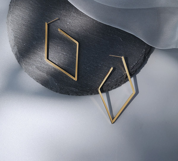 Модерни дамски обеци с ромбовидна форма в златист цвят