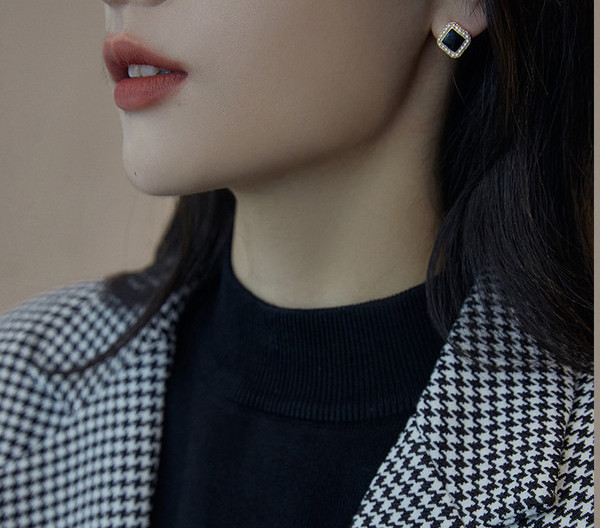 Дамски обеци с черен камък - квадратна форма