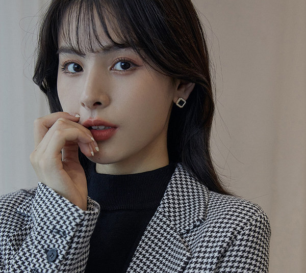 Дамски обеци с черен камък - квадратна форма