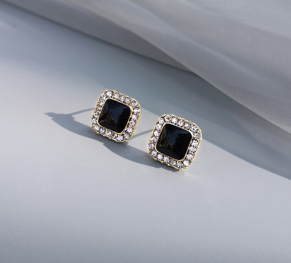 Дамски обеци с черен камък - квадратна форма