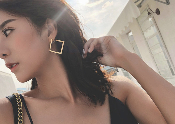 Дамски обеци в сребрист и златист цвят подходящи за ежедневието