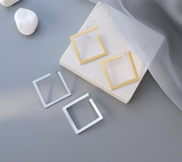 Дамски обеци в сребрист и златист цвят подходящи за ежедневието