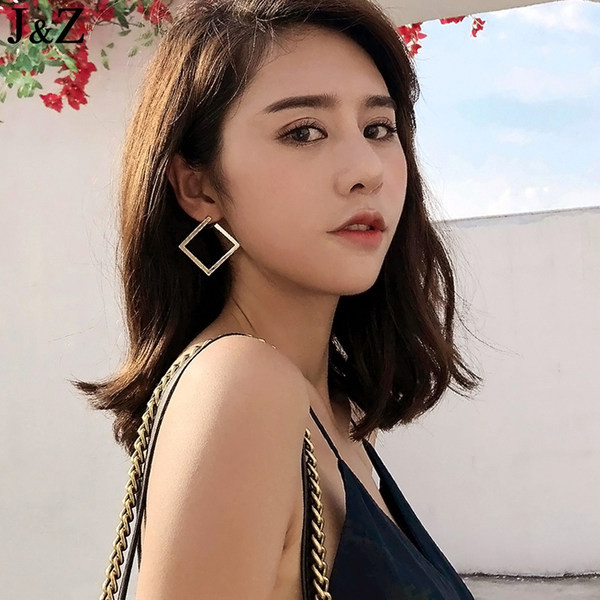 Дамски обеци в сребрист и златист цвят подходящи за ежедневието