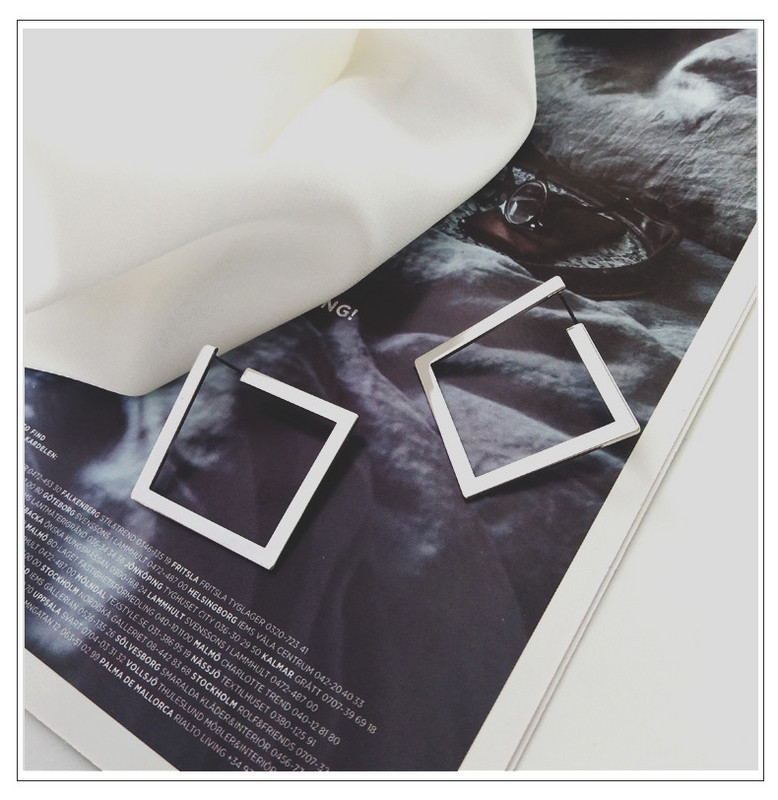 Дамски обеци в сребрист и златист цвят подходящи за ежедневието