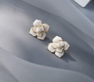 Cercei scurti de dama de zi cu zi in forma de floare