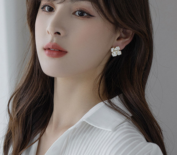 Cercei scurti de dama de zi cu zi in forma de floare