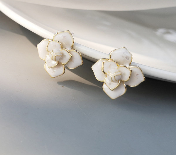 Cercei scurti de dama de zi cu zi in forma de floare