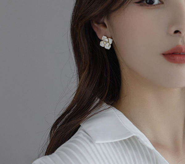 Cercei scurti de dama de zi cu zi in forma de floare