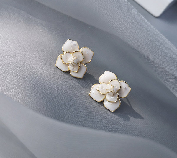 Cercei scurti de dama de zi cu zi in forma de floare